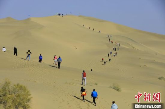      10月17日上午，博湖县艾尔逊乌拉沙漠马拉松比赛在博湖县境内的艾尔逊乌拉沙漠激情开跑。　牛雨萌　摄