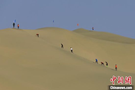 这次马拉松赛是一项在沙漠环境中开展的体育赛事，比赛全长15公里。　牛雨萌 摄